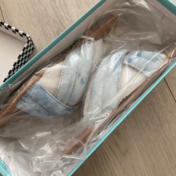 NWB Pink Lily Tatiana Tie Dye Blue Sandals Sz 8.5 - Picture 3 of 3